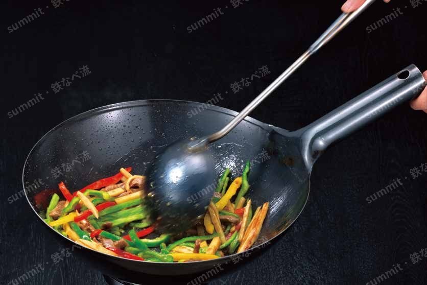 強火でピーマンを煽るサミットの中華鍋