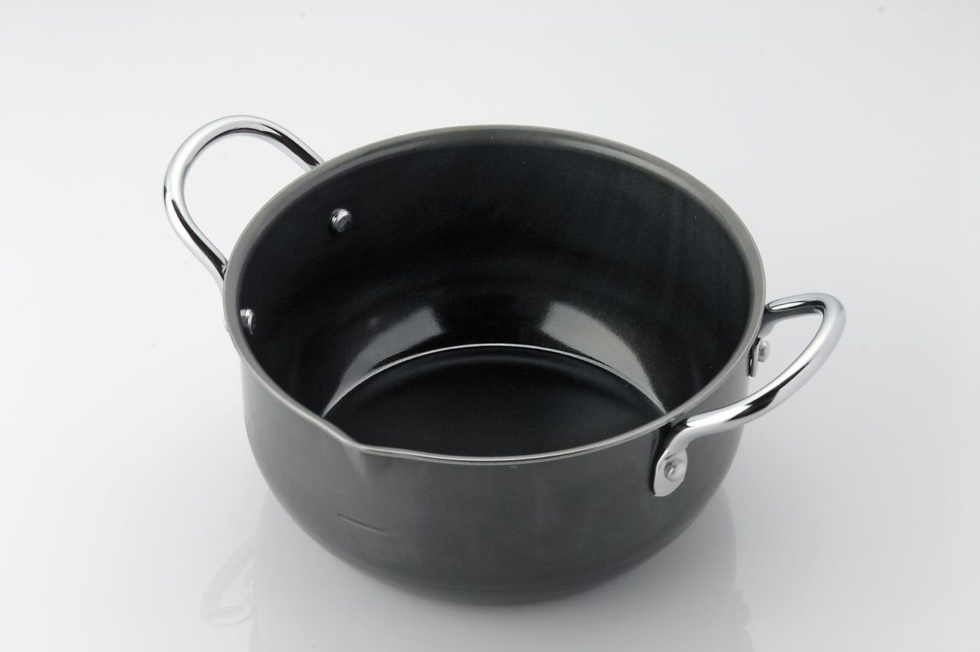 Two-handled pot (silver handles)